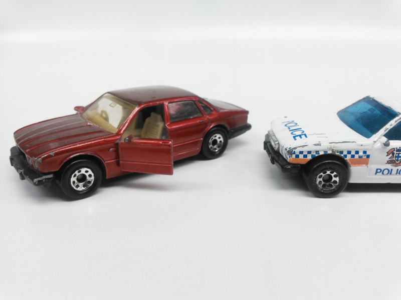 Illustration for article titled Threefer Thursday on the Thames: Jaaaag XJ40 edition